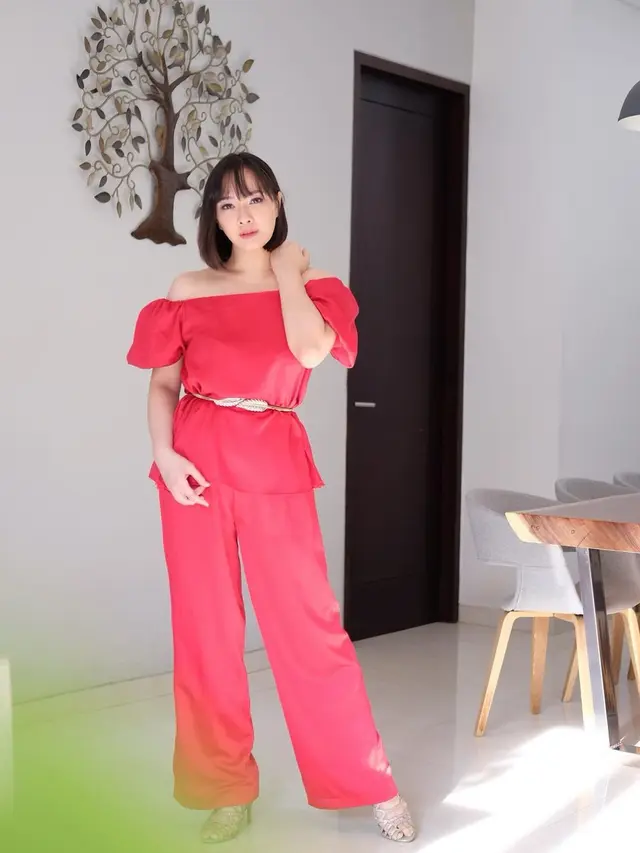 7 Gaya Seleb Pakai Busana Warna Merah Khas Imlek, Bisa Jadi Inspirasi