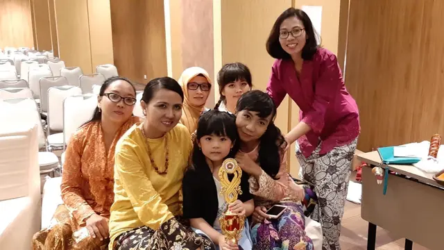 Grace Lie dan Anak-Anak TK Kartika