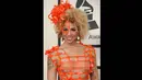 Joy Villa juga menggunakan hiasan kepala yang senada dengan gaunnya saat datang ke acara Grammy Awards 2015 di Staples Center, Los Angeles, AS, Minggu (8/2). (AFP PHOTO/VALERIE MACON)