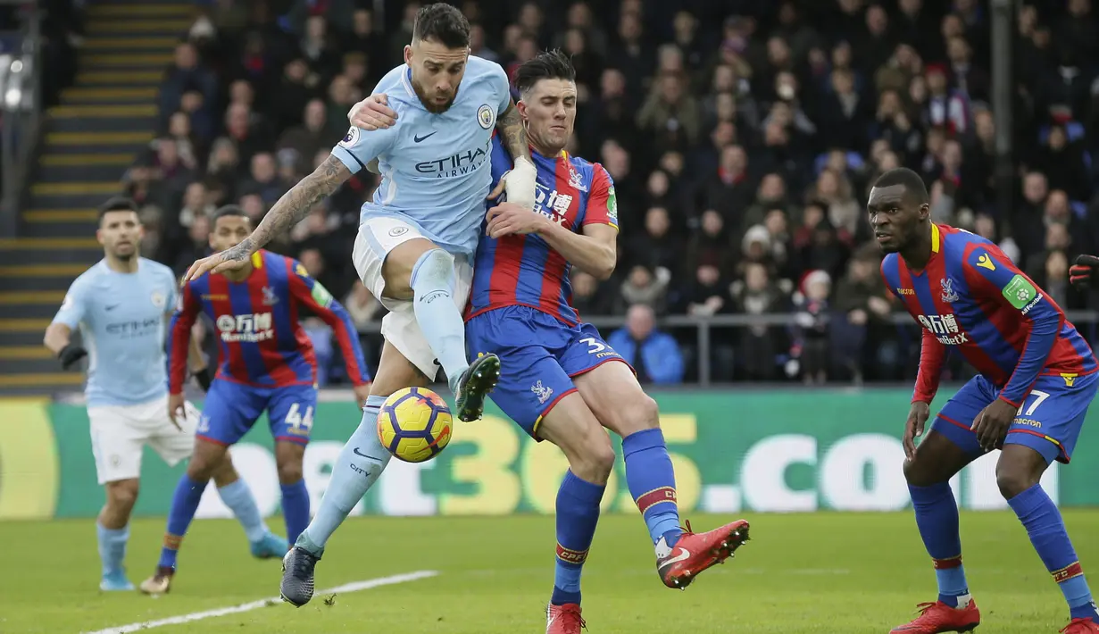 Pemain Manchester City, Nicolas Otamendi (kiri) berebut bola dengan pemain Crystal Palace, Martin Kelly pada lanjutan Premier League di Selhurst Park, London, (31/12/2017). Palace tahan Manchester City tanpa gol. (AP/Tim Ireland)