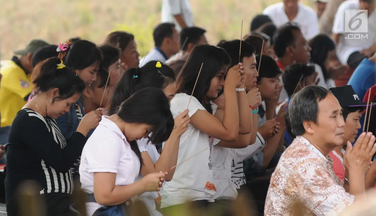 Warga melakukan sembahyang saat mengikuti perayaan Puja Waisak 2561 BE di komplek Candi Jiwa, Batujaya, Karawang, Jawa Barat (21/5). Perayaan waisak mengangkat tema indahnya kebersamaan dalam Buddha Dhamma. (Liputan6.com/Gempur M Surya)