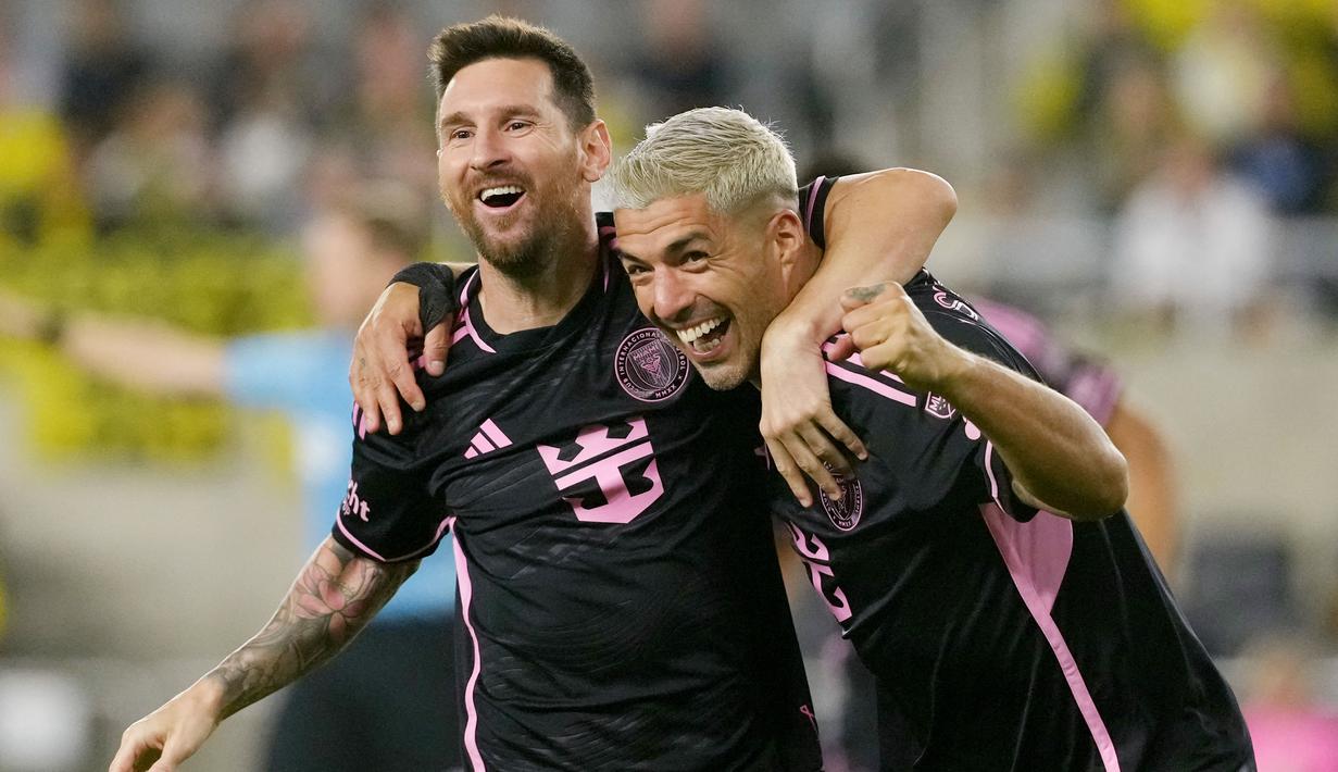 Dua pemain jebolan Barcelona, Lionel Messi dan Luis Suarez kompak menyumbang gol untuk Inter Miami saat melawan Columbus Crew. (AFP/Jason Mowry)