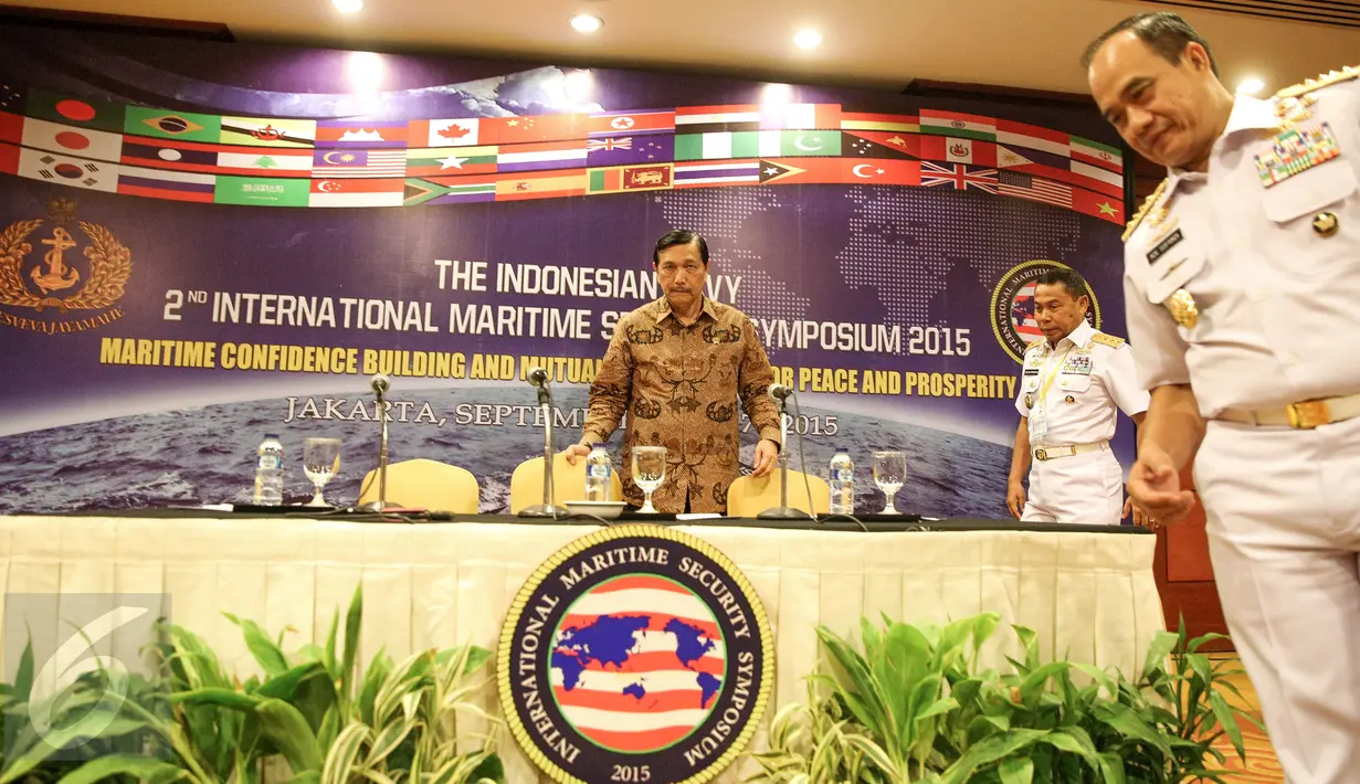 Menkopolhukam Luhut Binsar Pandjaitan saat bersiap memberikan keterangan pers usai membuka Simposium Keamanan Maritim Internasional Kedua di Jakarta, Rabu (16/9/2015). (Liputan6.com/Faizal Fanani)