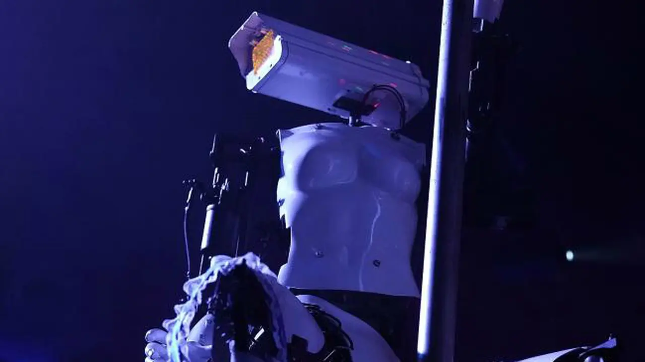 Pria asal Inggris bernama Giles Walker akan menampilkan robot penari striptis di sebuah klub yang terletak di Las Vegas, Amerika Serikat (AFP)