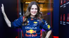 Aktris Amerika Serikat, Drew Barrymore saat berkunjung ke paddock tim Red Bull Racing menjelang Formula 1 GP Amerika Serikat 2023 di Circuit of The Americas, Austin, Texas, Kamis (19/10/2023) waktu setempat. (AFP/Mark Thompson)