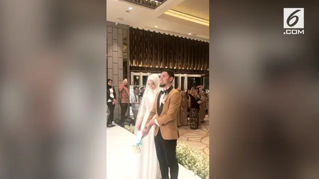 Pasangan wushu Lindswell Kwok dan Achmad Hulaefi menggelar resepsi pernikahan Minggu (9/12) malam. Resepsi dilakukan di Ayana Mid Plaza.