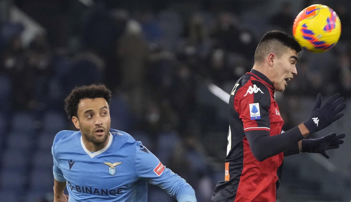 Bek Genoa Johan Vasquez menyundul bola melewati penyerang Lazio Felipe Anderson pada giornata ke-18 Liga Italia di Stadion Olimpico, Sabtu (18/12/2021) dini hari WIB. Lazio menang 3-1 atas tamunya Genoa. (AP Photo/Gregorio Borgia)