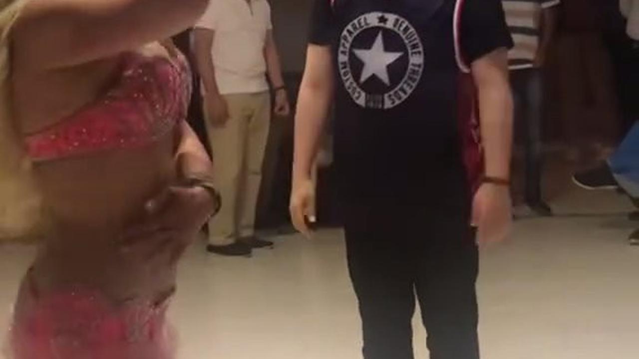 7 Potret Rangga SMASH Battle Belly Dance di Turki, Gak Kalah Jago - Sang Penari Malah Terlihat Insecure