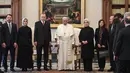 Presiden Turki Recep Tayyip Erdogan (ketiga kiri) bersama rombongan berfoto bersama dengan Paus Fransiskus saat kunjungannya ke Vatikan (5/2). (Alessandro Di Meo / Pool via AP)