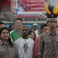 Menjalani tradisi baru, presiden Jokowi lewati malam tahun di timur Indonesia, Papua.