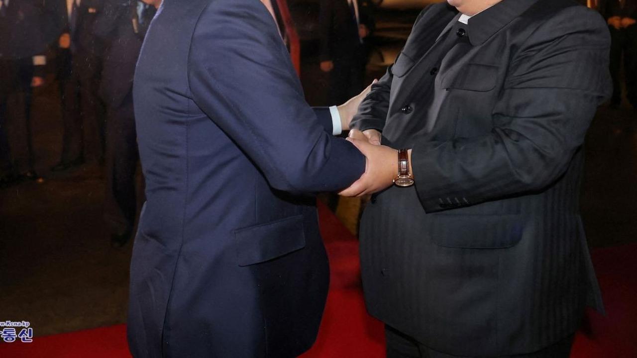 Foto-foto yang dirilis oleh Kantor Berita Pusat Korea Utara memperlihatkan Kim dan Shoigu saling berpelukan dan tersenyum. Foto: KCNA via REUTERS