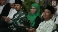 Calon Gubernur dan Wagub Jawa Timur, Khofifah Indar Parawansa (kiri) dan Emil Dardak (kanan) saat menghadiri tasyakuran harlah ke-45 PPP di Kantor DPP PPP, Jalan Diponegoro, Menteng, Jakarta, Jumat (5/1). (Liputan6.com/Faizal Fanani)