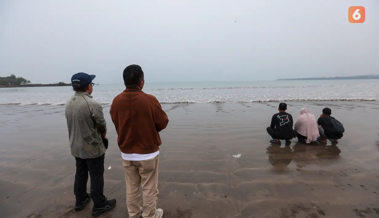 CEO KLY Dian Gemiano, CFO KLY Octaviany Sarimawan, CCO KLY Wenseslaus Manggut, Pemimpin Redaksi Liputan6.com Titis Widyatmoko, dan Pemimpin Redaksi Merdeka.com Wisnoe Moerti menghadiri prosesi tabur bunga untuk lima jurnalis dan tiga kru kapal Arupadhatu 1 di pantai dekat Dermaga Pegedongan, Banten, Jumat (18/9/2026). (KLY/Budy Santoso)