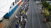 Masyarakat Brasil mengantri di luar Vila Belmiro untuk memberi penghormatan terakhir pada Pela, Senin (2/1/2023). (AP Photo/Matias Delacroix)