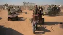 Para peserta mengendarai kendaraan mereka selama Wasteland Weekend di Gurun Mojave, North Edwards, California, AS, Sabtu (28/9/2019). Sekitar 4.000 penggemar film Mad Max mengikuti festival ini. (Agustin Paullier/AFP)