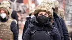 Menteri Luar Negeri Jerman Annalena Baerbock (kanan) terlihat mengenakan helm dan rompi anti peluru saat berkunjung di Shyrokyne, Wilayah Donetsk, Ukraina (8/2/2022). Annalena Baerbock berada di daerah itu selama sekitar 40 menit. (AFP/Pool/Bernd von Jutrczenka)