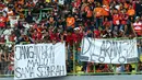 Suporter membentangkan spanduk protes usai menyaksikan laga Persija melawan Mitra Kukar pada lanjutan Liga 1 Indonesia di Stadion Patriot Candrabhaga, Bekasi, Minggu (14/5). Laga kedua tim berakhir imbang 1-1. (Liputan6.com/Helmi Fithriansyah)