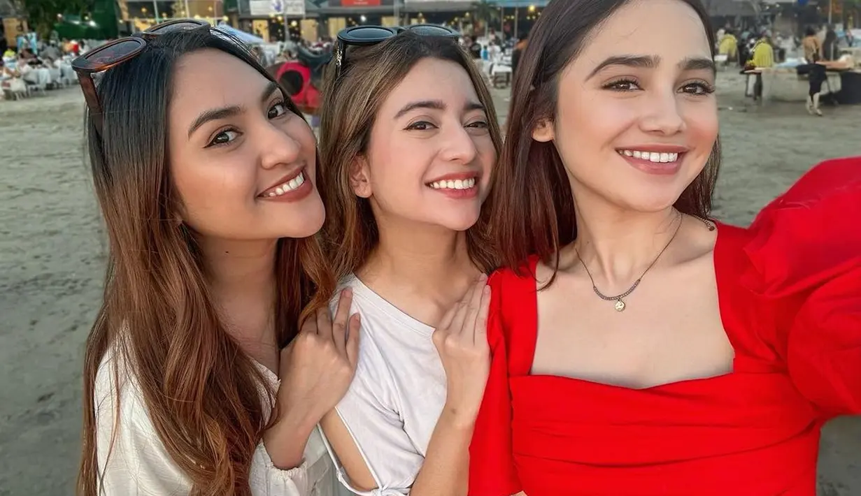 Ketiga kompak sama-sama mengenakan pulasan lipstik merah yang menyempurnakan penampilan masing-masing. [Foto: Instagram/rizkinanazarr]