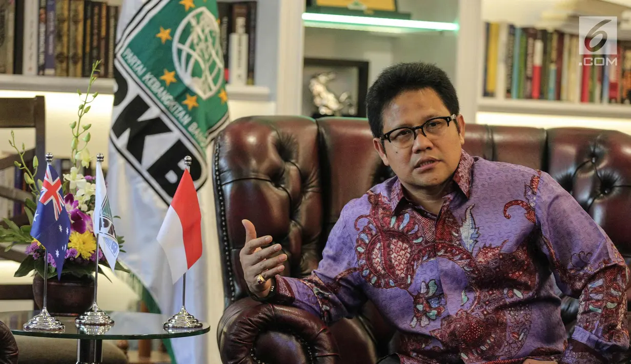 Ketum PKB Muhaimin Iskandar saat berbincang dengan Duta Besar Australia untuk Indonesia, Paul Grigson di DPP PKB, Jakarta, Rabu (25/10). Kunjungan Paul ke DPP PKB untuk mengenal lebih jelas demokrasi dan politik di Indonesia. (Liputan6.com/Faizal Fanani)