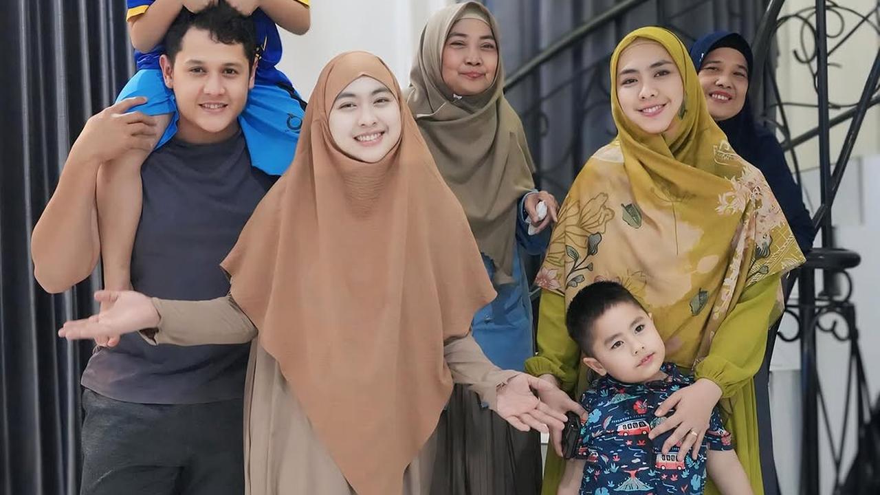 Potret Oki Setiana Dewi Kembali Kumpul Keluarga Bareng Ibu dan Adik-Adiknya, Bahagia Bertemu Keponakan