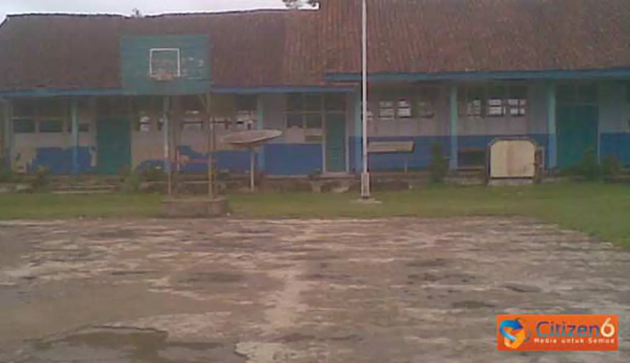 Citizen6, Bandung: SMP Negeri 1 Kertasari, Kabupaten Bandung, rusak parah akibat gempa bumi. Hingga saat ini sekolah tersebut belum di renovasi. (Pengirim: Sany Bahtiar)