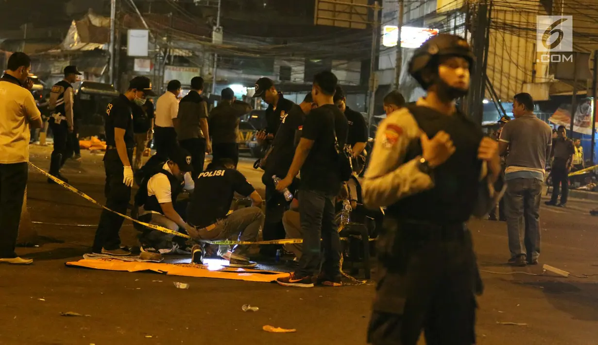 Polisi dan Puslabfor lakukan olah TKP ledakan di Terminal Kampung Melayu, Rabu (24/5). Bom bunuh diri yang dilakukan 2 orang ini menewaskan 3 anggota Polisi. (Liputan6.com/Angga Yuniar)