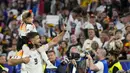 Pemain Jerman, Niclas Fullkrug merayakan kemenangan atas Skotlandia bersama putrinya setelah laga pembuka Grup A Euro 2024 di Allianz Arena, Munchen, Jerman, Sabtu (15/06/2024) WIB. (AP Photo/Frank Augstein)