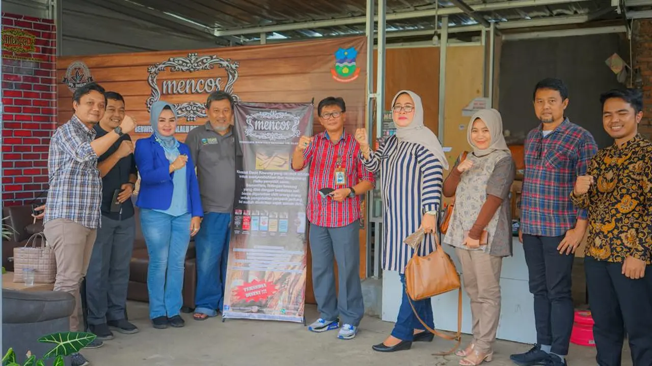 Dinas Perindustrian, Perdagangan, Energi dan Sumber Daya Mineral (Disperindag ESDM) Garut bersama para petani dan industri rumahan pengolah tembakau di Garut. (Liputan6.com/Jayadi Supriadin)