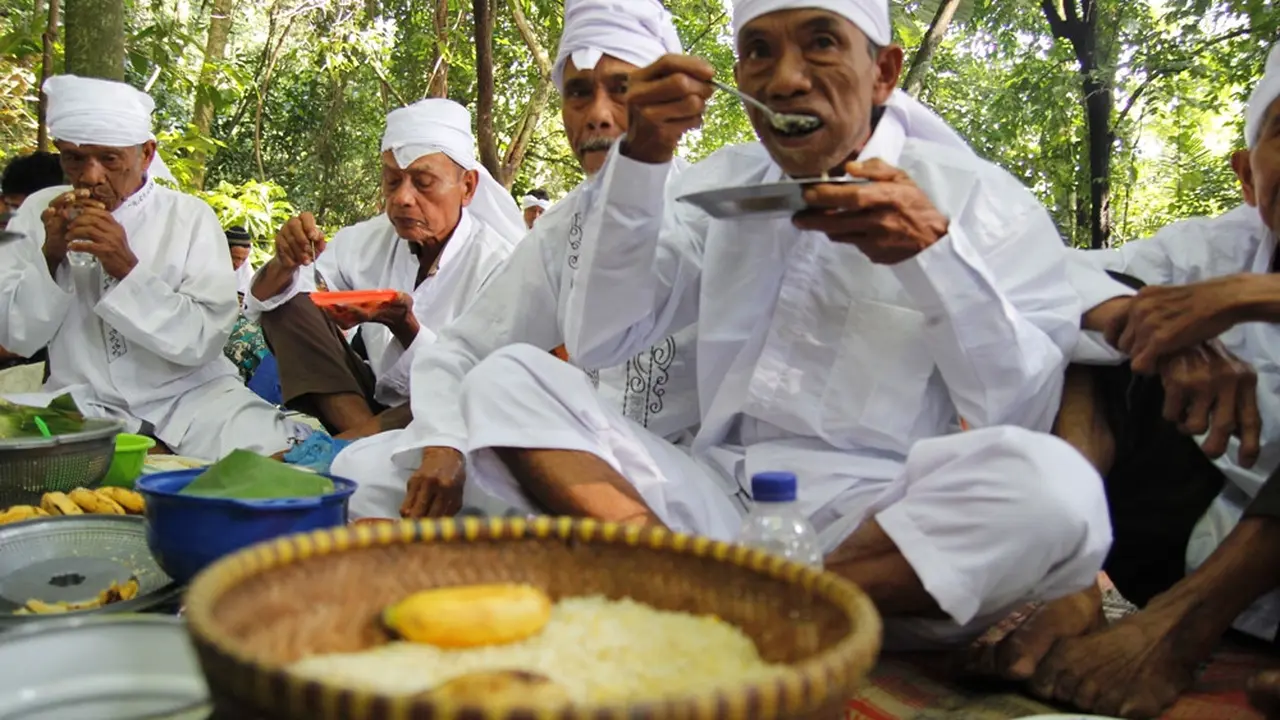 Pantang Makan Nasi dan Piring Kaca, Cara Jalawastu Hargai Alam