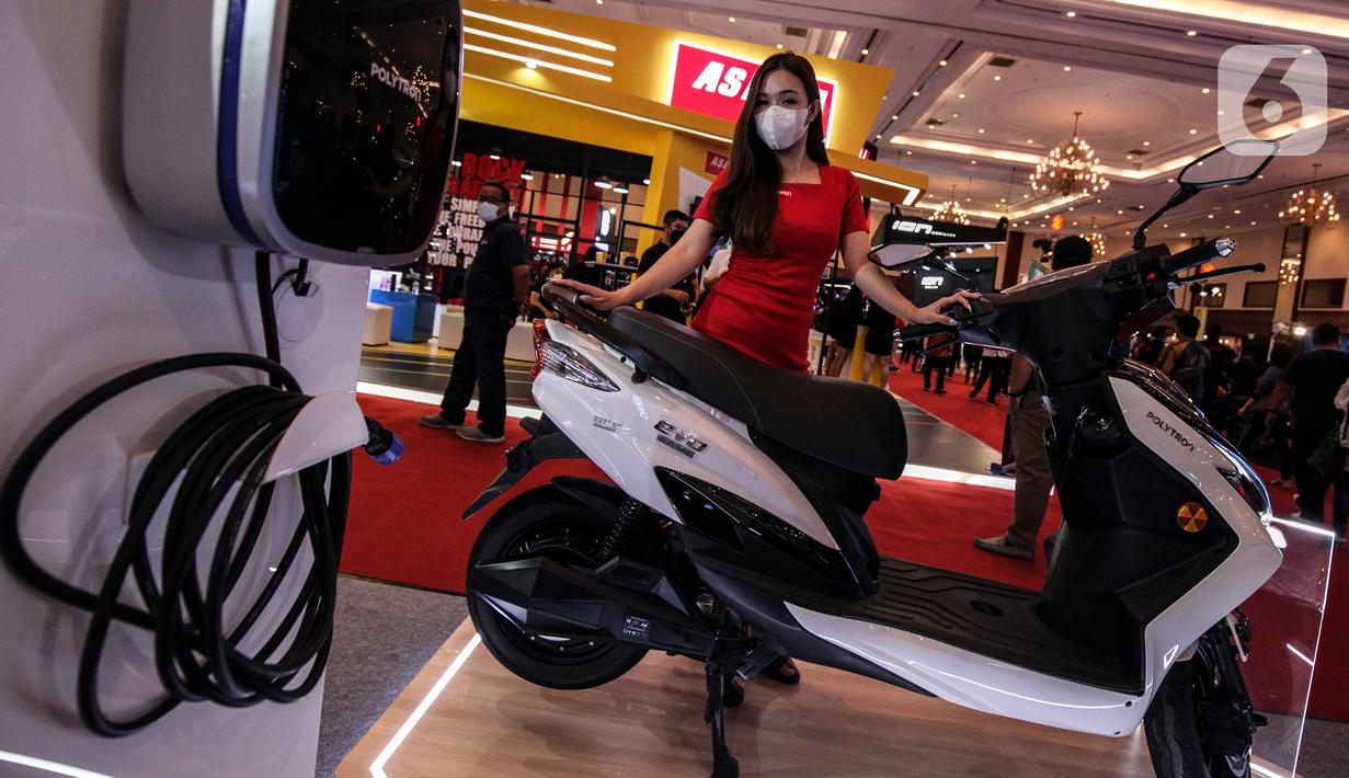 Model berpose dekat sepeda motor listrik pada pembukaan Indonesia Motorcycle Show (IMOS) 2022 di stan Yamaha, Jakarta Convention Center (JCC), Jakarta, Rabu (2/11/2022). Pameran ini diselenggarakan oleh Asosiasi Industri Sepedamotor Indonesia (AISI). (Liputan6.com/Johan Tallo)
