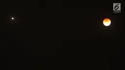 Foto kolase Planet Mars terlihat saat terjadinya fenomena gerhana bulan total di langit Karang Hawu, Pelabuhan Ratu, Sukabumi, Sabtu (28/7) dini hari. Fenomena alam langka ini menjadi gerhana Bulan paling lama Abad 21.  (Merdeka.com/Arie Basuki)