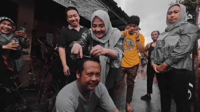 Caleg Partai Demokrat dapil 2 Kota Cirebon, Jawa Barat, Dian Novitasari saat mencukur rambut pendukungnya pasca PSU (Istimewa)