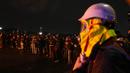 "Macron, Mundur!" teriak beberapa demonstran saat berbaris ke barisan polisi antihuru-hara. (AP Photo/Lewis Joly)