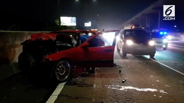VIDEO: Tabrak Mobil Boks, Pengemudi Sedan Terjepit