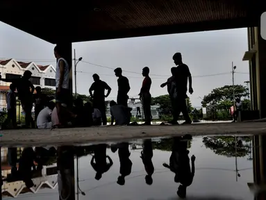 Aktivitas imigran pencari suaka saat berada di penampungan sementara di Kalideres, Jakarta, Rabu (18/12/2019). Saat ini masih tercatat 332 jiwa imigran pencari suaka menetap di penampungan sementara di bekas Markas Kodim Kalideres. (merdeka.com/Iqbal Nugroho)