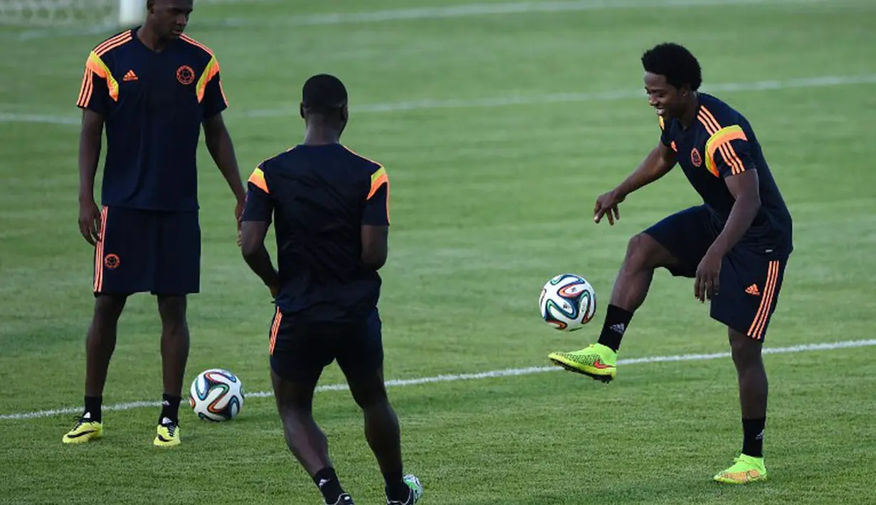 Gelandang Timnas Kolombia, Carlos Sanchez (kanan), bersama dua rekannya ikut ambil bagian dalam sesi latihan di Universitas Fortaleza, (3/7/2014). (AFP PHOTO/Eitan Abramovich)