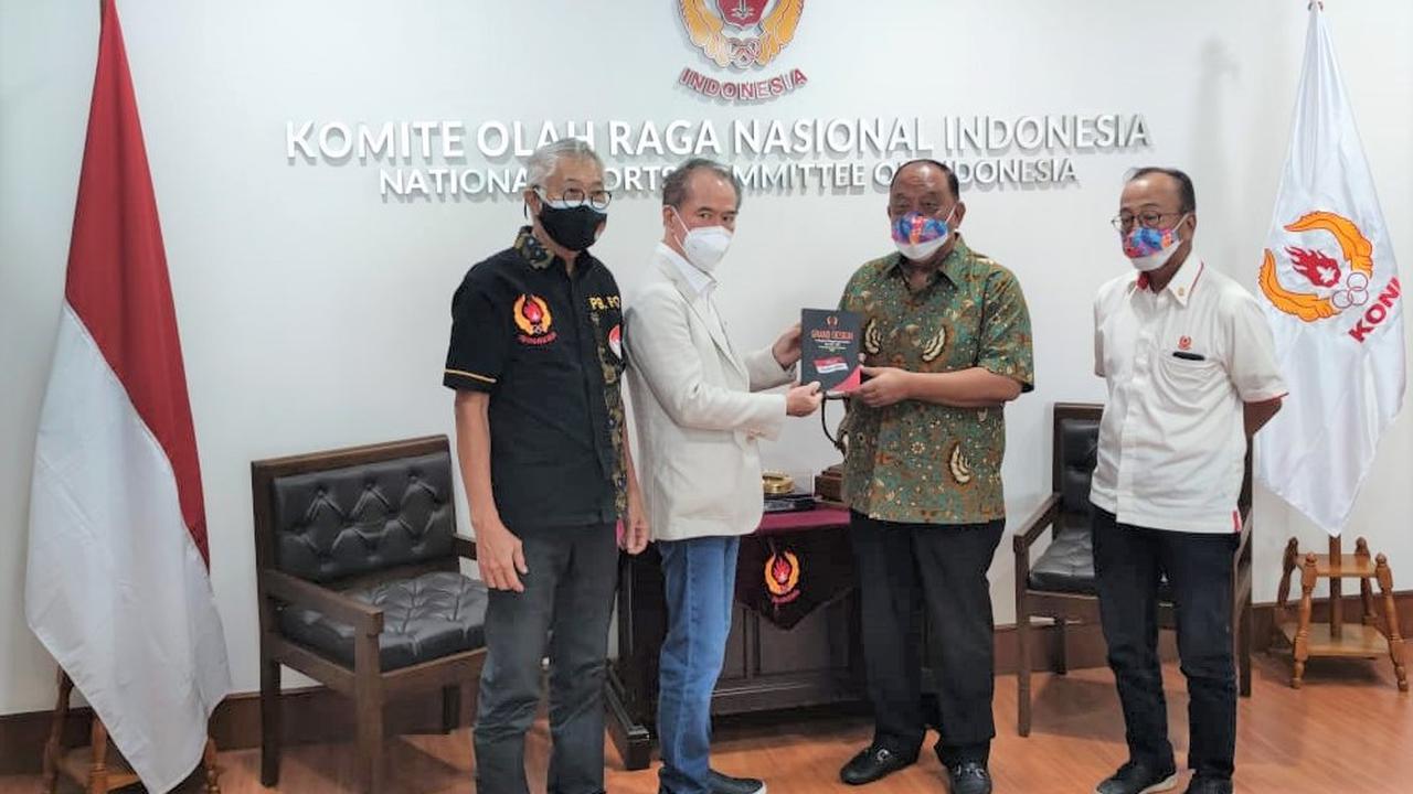 Ketum KONI Marciano Norman bersama pengurus FOBI