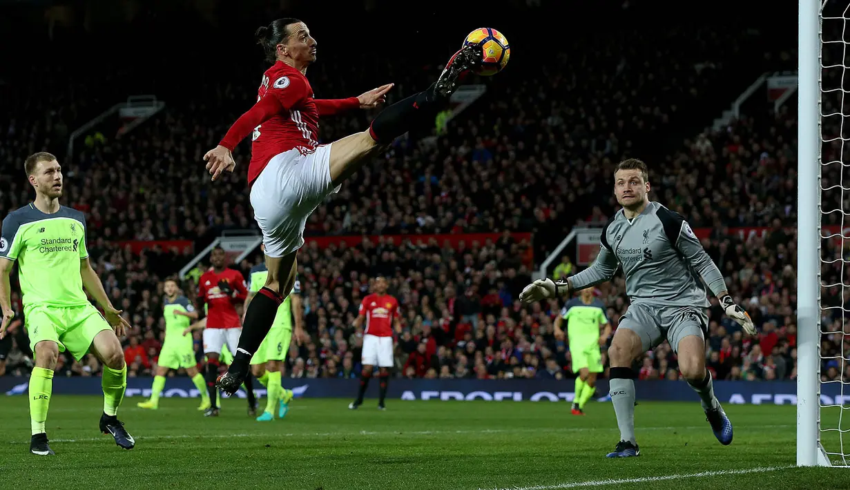 Striker Manchester United, Zlatan Ibrahimovic, membobol gawang Liverpool pada laga Liga Inggris di Stadion Old Trafford, Inggris, Minggu (15/1/2017). (EPA/Nigel Roddis)