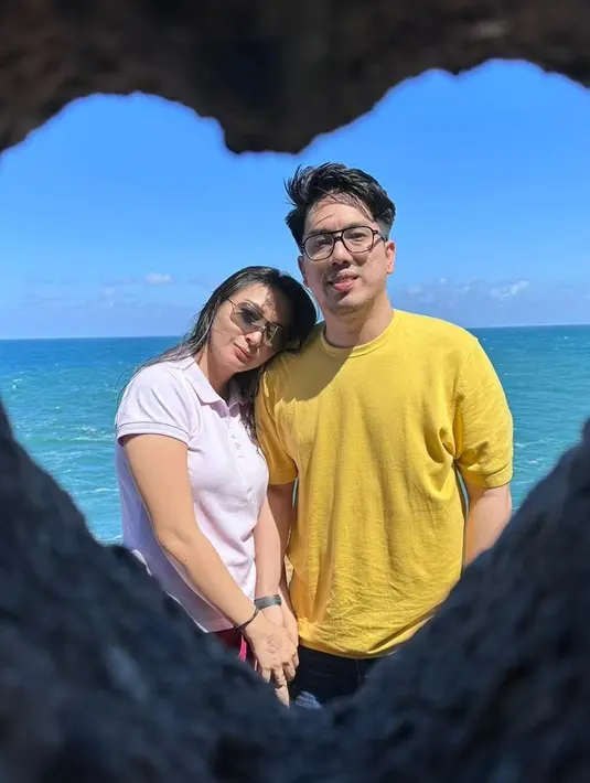 <p>Artis Della Puspita membawa kabar bahagia. Melalui beberapa foto, ia mengaku telah menjadi seorang istri. Kabar bahagia itu dibagikan di akun instagramnya. Della menikah lagi setelah 10 tahun menjanda. [Instagram/dellapuspita00]</p>