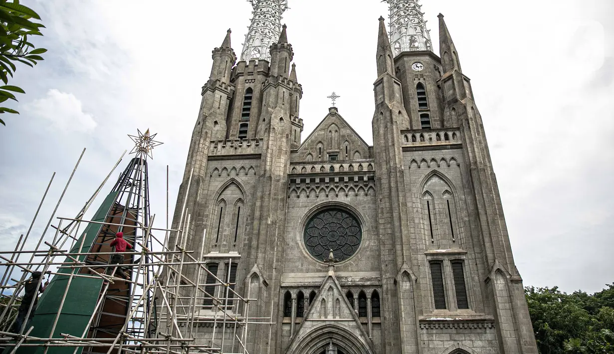 Pekerja menyelesaikan pembuatan pohon Natal di Gereja Katedral, Jakarta pada Rabu (16/12/2020). Gereja Katedral Jakarta membuat pohon natal dengan tinggi lebih dari 10 meter dalam rangka menyambut perayaan Natal. (Liputan6.com/Faizal Fanani)