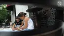 Dua wanita Amerika Latin saat membuat batik dalam kelas bersama Rumah Batik Palbat di Tugu Kunstring Paleis, Jakarta, Kamis (22/3). Kegiatan membuat batik tulis dan batik cap ini hasilnya akan didonasikan untuk amal. (Merdeka.com/Arie Basuki)