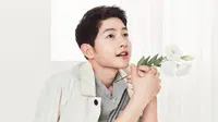 Song Joong Ki tampil di sebuah majalah fashion dengan gaya rambutnya yang tak biasa.(Foto: Soompi.com)