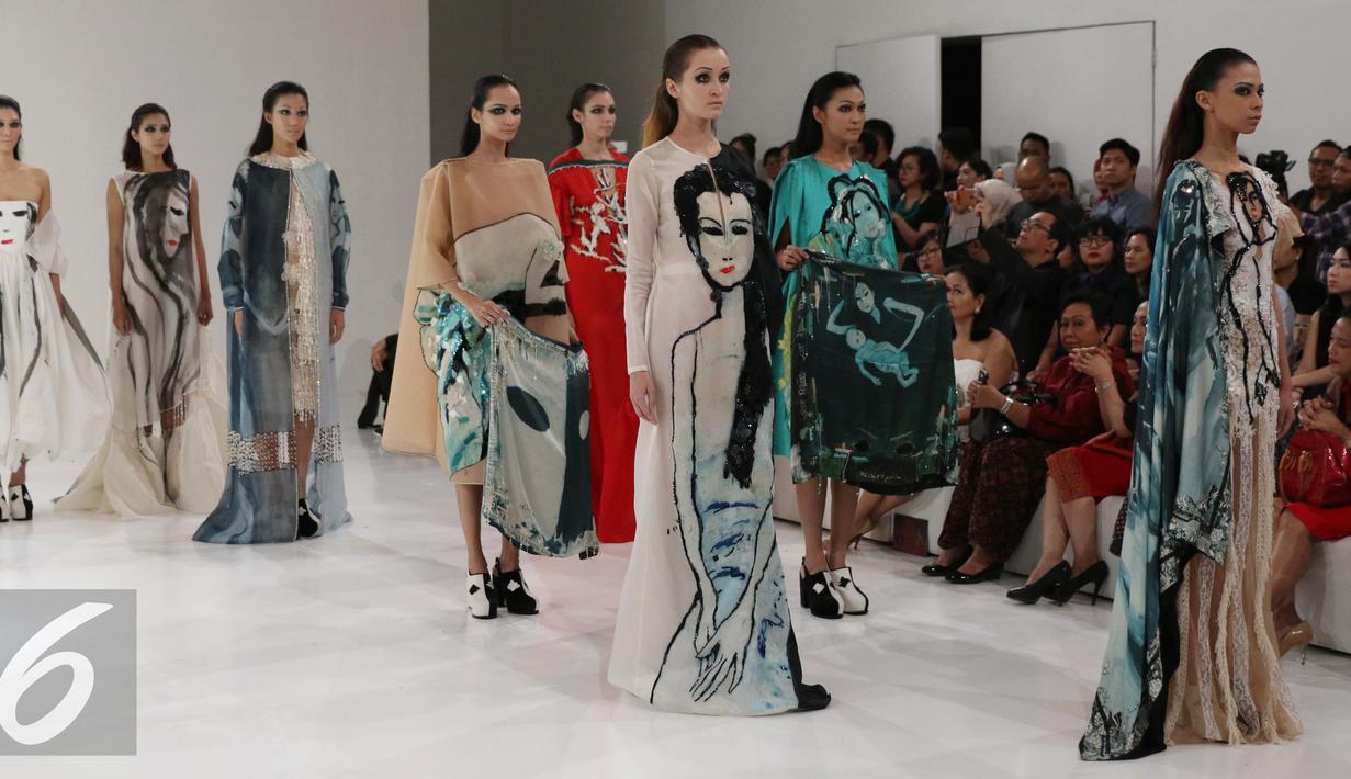 Sejumlah model berjalan diatas catwalk mengenakan busana rancangan Mel Ahyar yang berkolaborasi dengan seniman lukis Indonesia ternama, Jeihan saat peragaan busana IPMI Trend Show 2017 di Senayan City, Jakarta (9/11). (Liputan6.com/Gempur M. Surya)