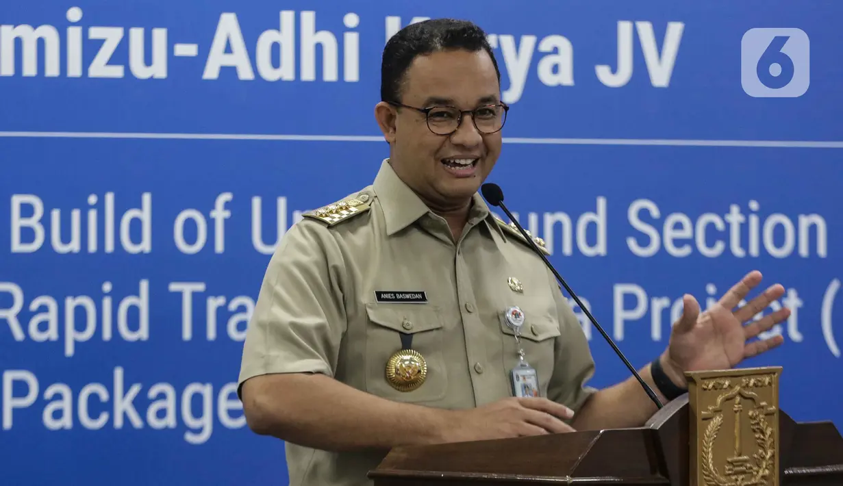 Gubernur DKI Jakarta Anies Baswedan memberi sambutan saat penandatanganan paket kontrak Pembangunan MRT Fase 2 di Jakarta, Senin (17/2/2020). Konstruksi proyek MRT Jakarta Fase II paket pertama dari Bundaran HI hingga Harmoni (CP201) dimulai Maret 2020- Desember 2024. (Liputan6.com/Faizal Fanani)