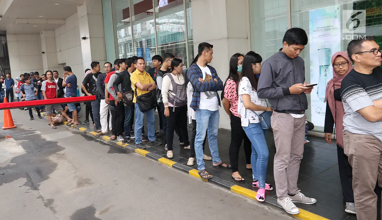 Ratusan calon pembeli rela antre di depan Emporium Pluit Mall, Jakarta. Minggu (21/1). Sejumlah asesoris dan handphone ditawarkan di Authorized Mi Store yang baru saja dibuka. (Liputan6.com/Fery Pradolo)