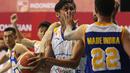 Pemain Satria Muda, Anggi Arizky (kiri) mencoba melewati hadangan pemain Bimasakti pada laga IBL Reguler Season di Hall A Senayan, Jakarta, Senin (11/1/2016). Satria Muda menang 55-33. (Bola.com/Nicklas Hanoatubun)
