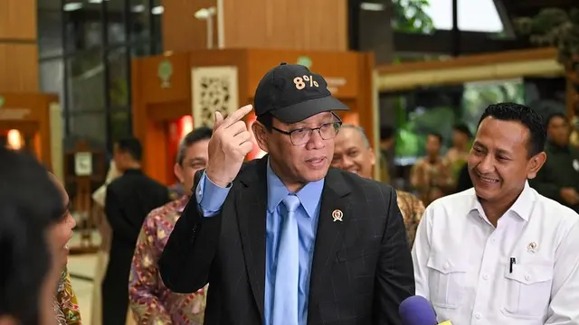 Tandatangani MoU dengan Menteri Kehutanan Raja Juli Antoni, Menteri Keuangan (Menkeu Purbaya Yudhi Sadewa pamer topi 8%. (Dok Instagram @Menkeuri)