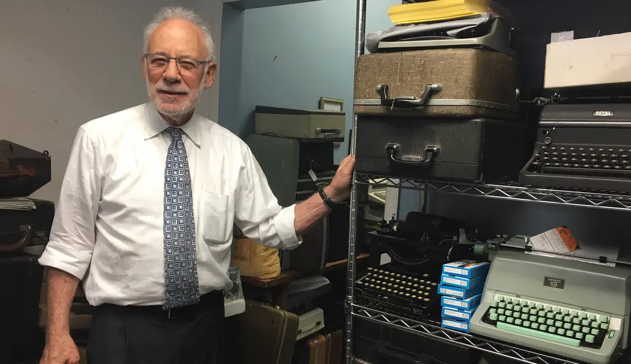 Paul Schweitzer (80) berdiri di samping rak mesin ketik vintage di toko Gramercy Typewriter Co miliknya di New York, Amerika Serikat, 28 Juni 2019. Gramercy Typewriter Co  didirikan oleh ayah Paul Schweitzer pada tahun 1932. (Katherine Roth via AP)