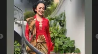 Krisdayanti Tampil Menyala dengan Kebaya Kutubaru Merah di Sidang Tahunan MPR.&nbsp; foto: Instagram @krisdayantilemos