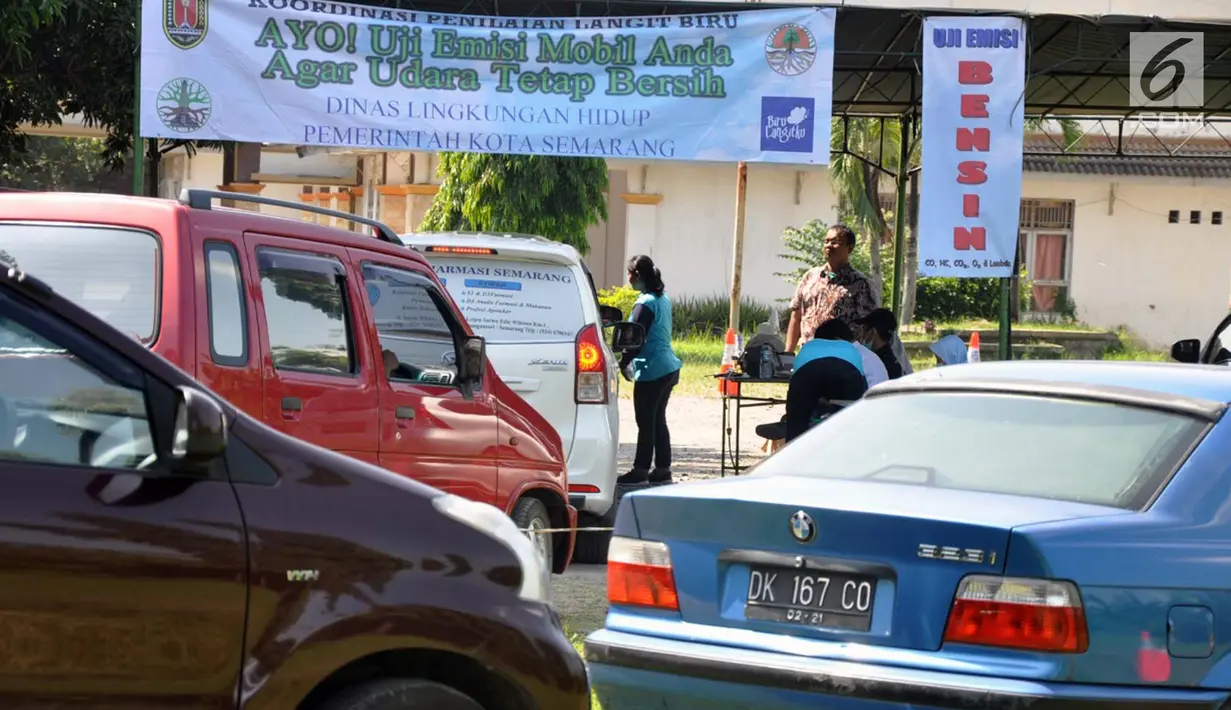Sejumlah mobil mengantre untuk uji emisi gratis di Lapangan Gris Semarang, Selasa(23/4). Dinas Lingkungan Hidup  Perhubungan Kota Semarang  mengadakan uji emisi gratis untuk mendukung program biru langitku di wilayah Kota Semarang. (Liputan6.com/Gholib)